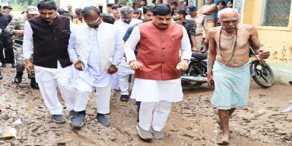 मप्र के मुख्यमंत्री ने चित्रकूट में बाढ़ प्रभावित क्षेत्रों का पैदल भ्रमण कर नुकसान का लिया जायजा