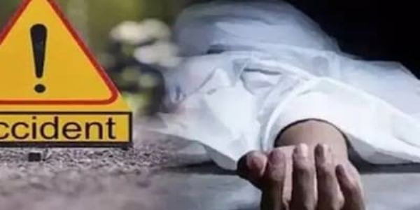 यमुना एक्सप्रेसवे पर अनियंत्रित ट्रक डिवाइडर तोड़कर कार से टकराया, चार की मौत