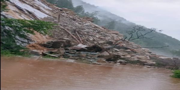 उत्तराखंड में भारी बारिश से जनजीवन प्रभावित, कई नदियां खतरे और चेतावनी स्तर पर, प्रमुख राजमार्ग बाधित