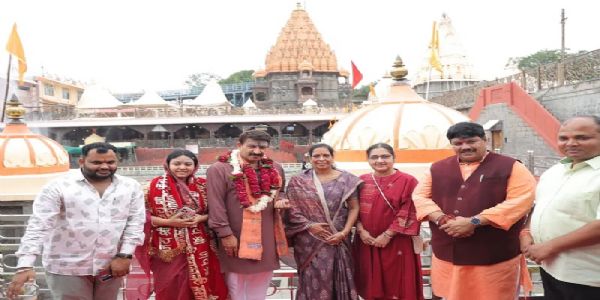 बाबा महाकाल का आलौकिक शृंगार, सांसद मनोज तिवारी ने किया जलाभिषेक