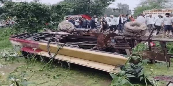 मप्र में बस-बल्कर की जोरदार भिड़ंत, 3 लोगों की मौत और 8 गंभीर घायल