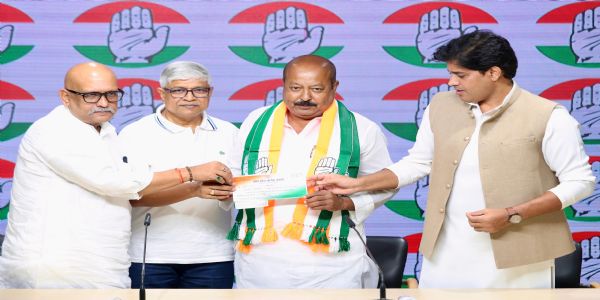एआईएमआईएम के पूर्व प्रवक्ता सैयद आसिम वकार कांग्रेस में शामिल