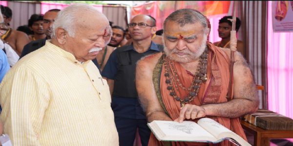 कांची की आध्यात्मिक भूमि से विश्व कल्याण का संदेश, आचार्यों से मिले संघ प्रमुख मोहन भागवत