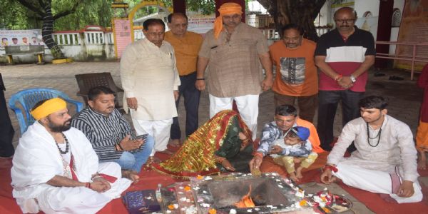 झांसी : बीडा में आई पैतृक जमीन तो आर्थिक उजाला देख बंगाल में रफीक बने राजकुमार ने की घर वापसी, पत्नी अफसरी खातून भी हुई सनातनी