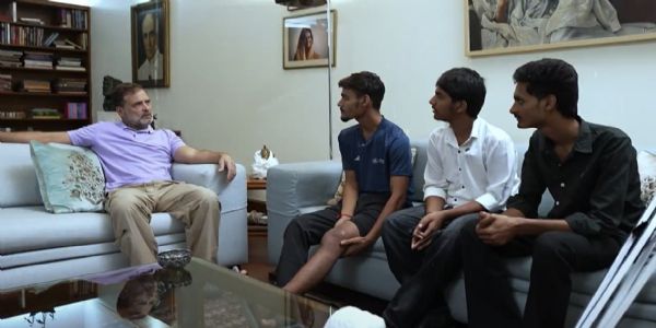 बिहार के घायल छात्रों से मिले राहुल गांधी, साथ खड़े रहने का किया वादा